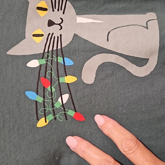 Life is Good Crusher Christmas Holiday string  lights Cat graphic green tee EUC - Picture 7 of 7